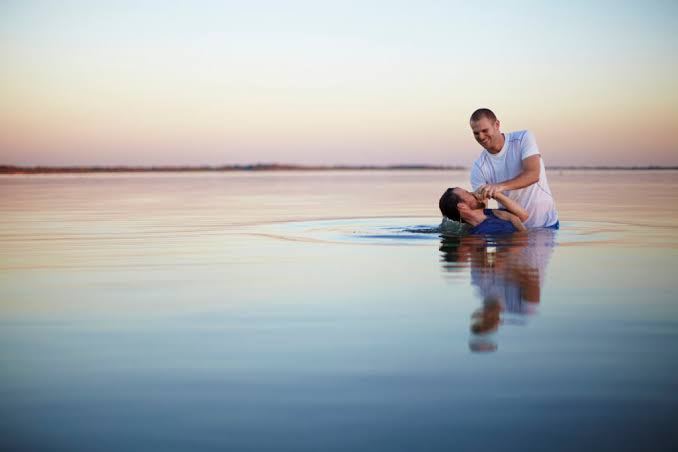 黎明湖水中的洗禮 · a baptism in still water at dawn