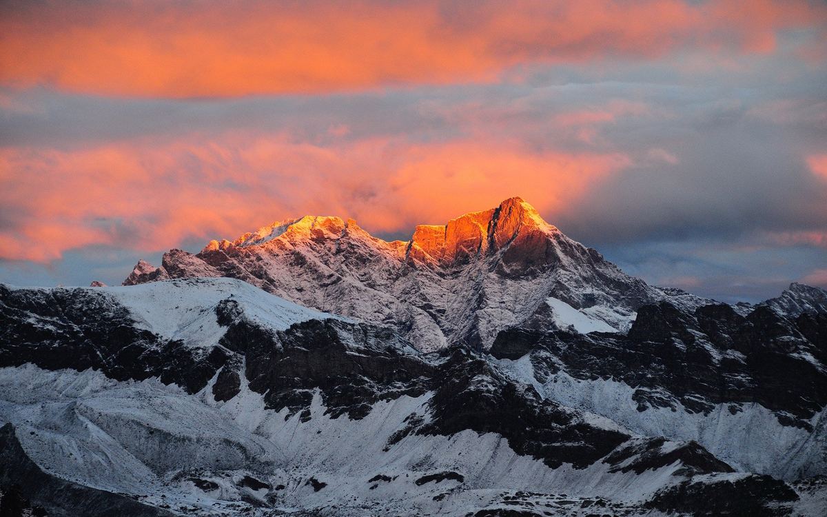 日出時雪峰上的金光與紅雲 · first light on a snow summit under red cloud