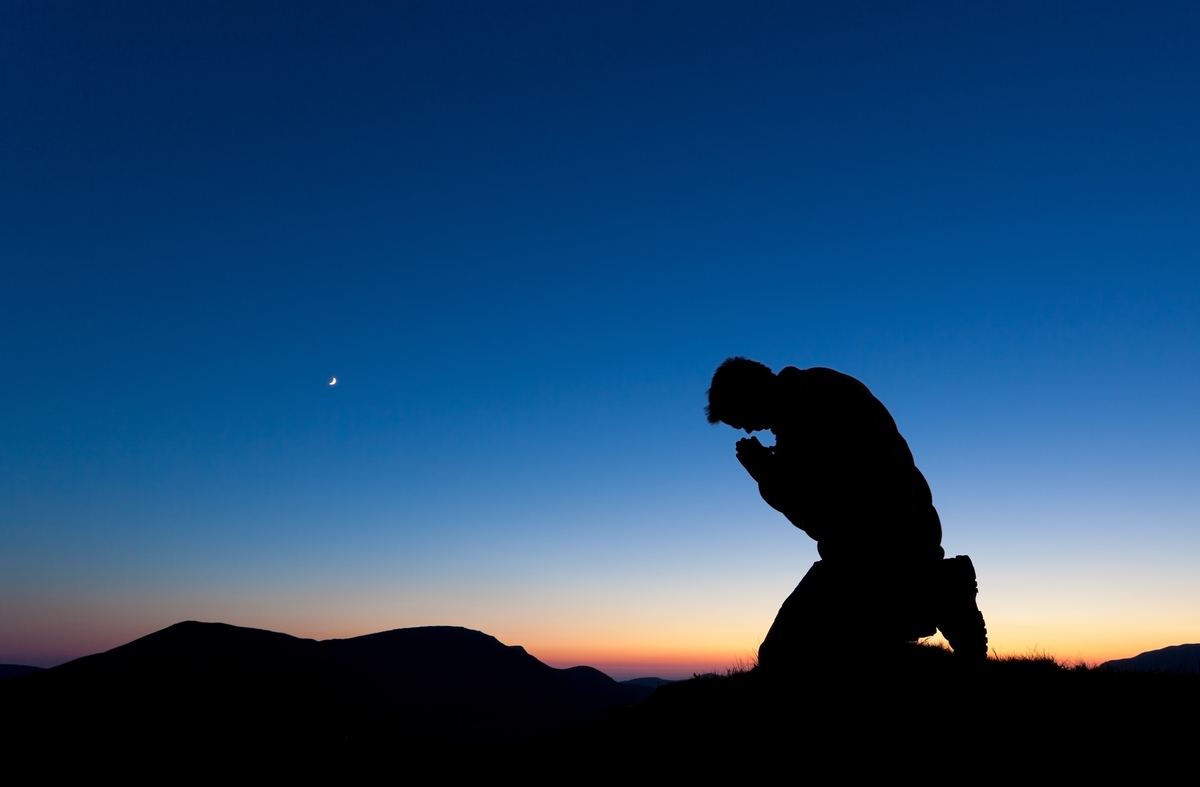 暮色中跪下禱告的剪影，新月在天 · a kneeling silhouette praying at dusk, crescent moon above