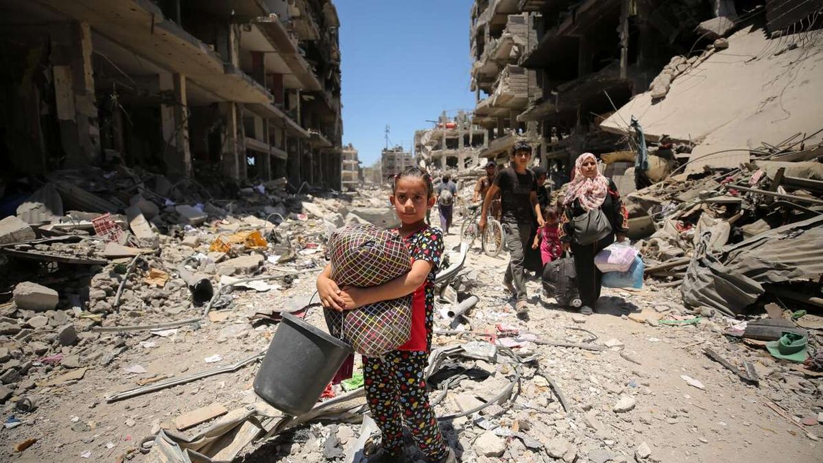 廢墟中抱著行囊的孩子與逃難的人 · a child carrying a bundle through rubble, people fleeing